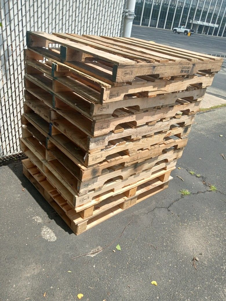 ALL WOOD PALLETS -5.00$   EACH