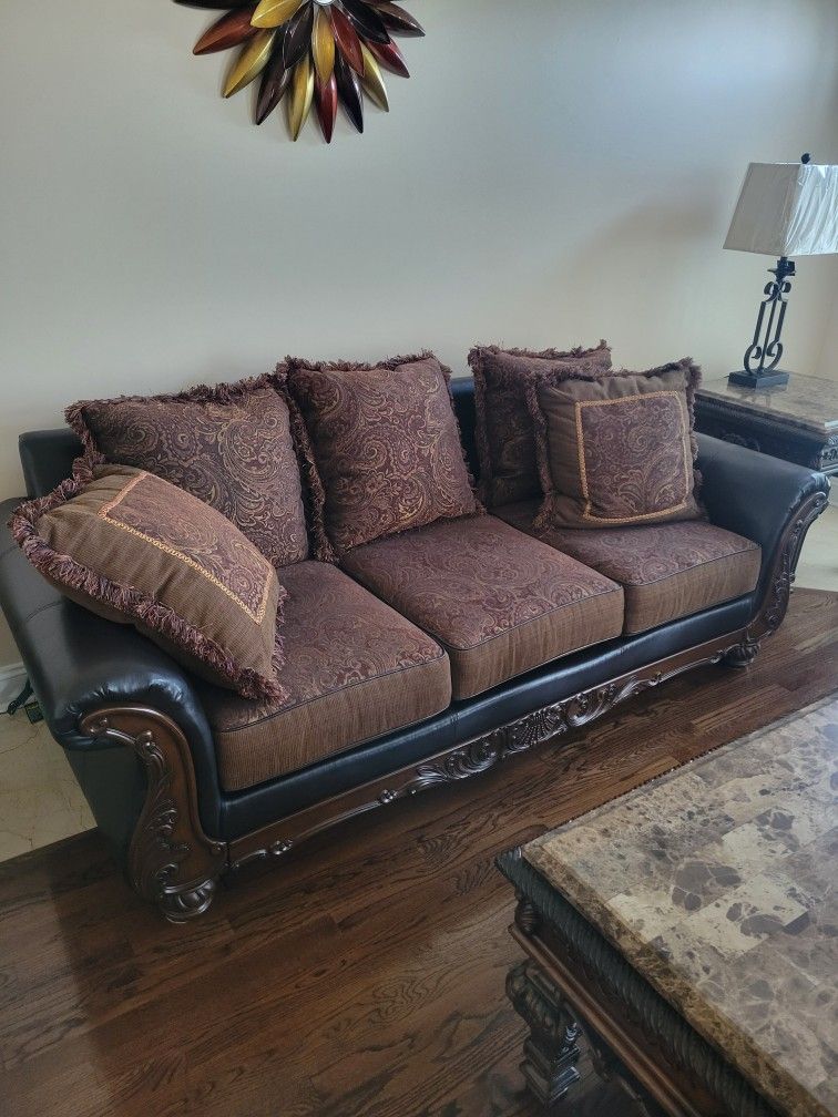 Raymour & Flanigan 9 Piece Leather Sofa & Couch And Loveseat With Ottoman, Center and 2 End Tables With 2 Lamps
