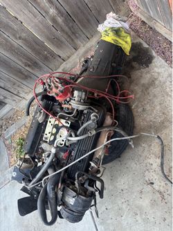 305 Chevy Small-Block v8 Engine with transmission