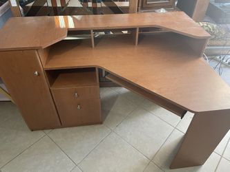 Corner desk