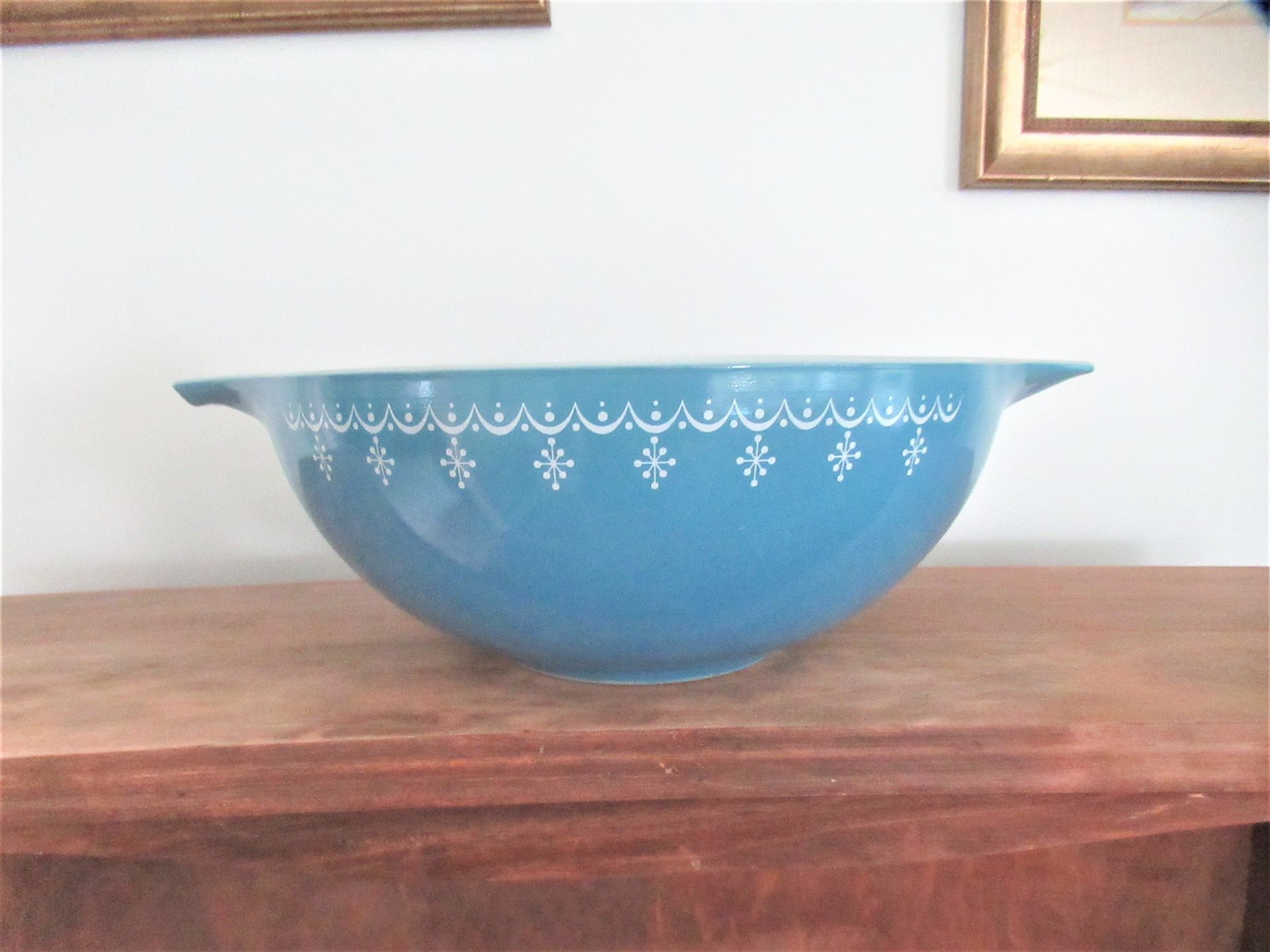Garland aka Snowflake Blue Pyrex bowl