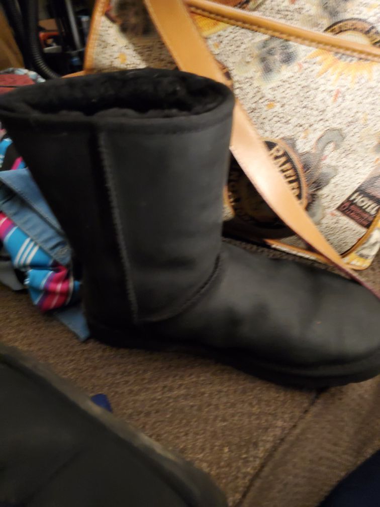 Ugg boots all black used but in great condition sz9 women