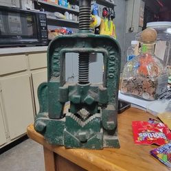 Tool Pipe Bench Vise (Antique)