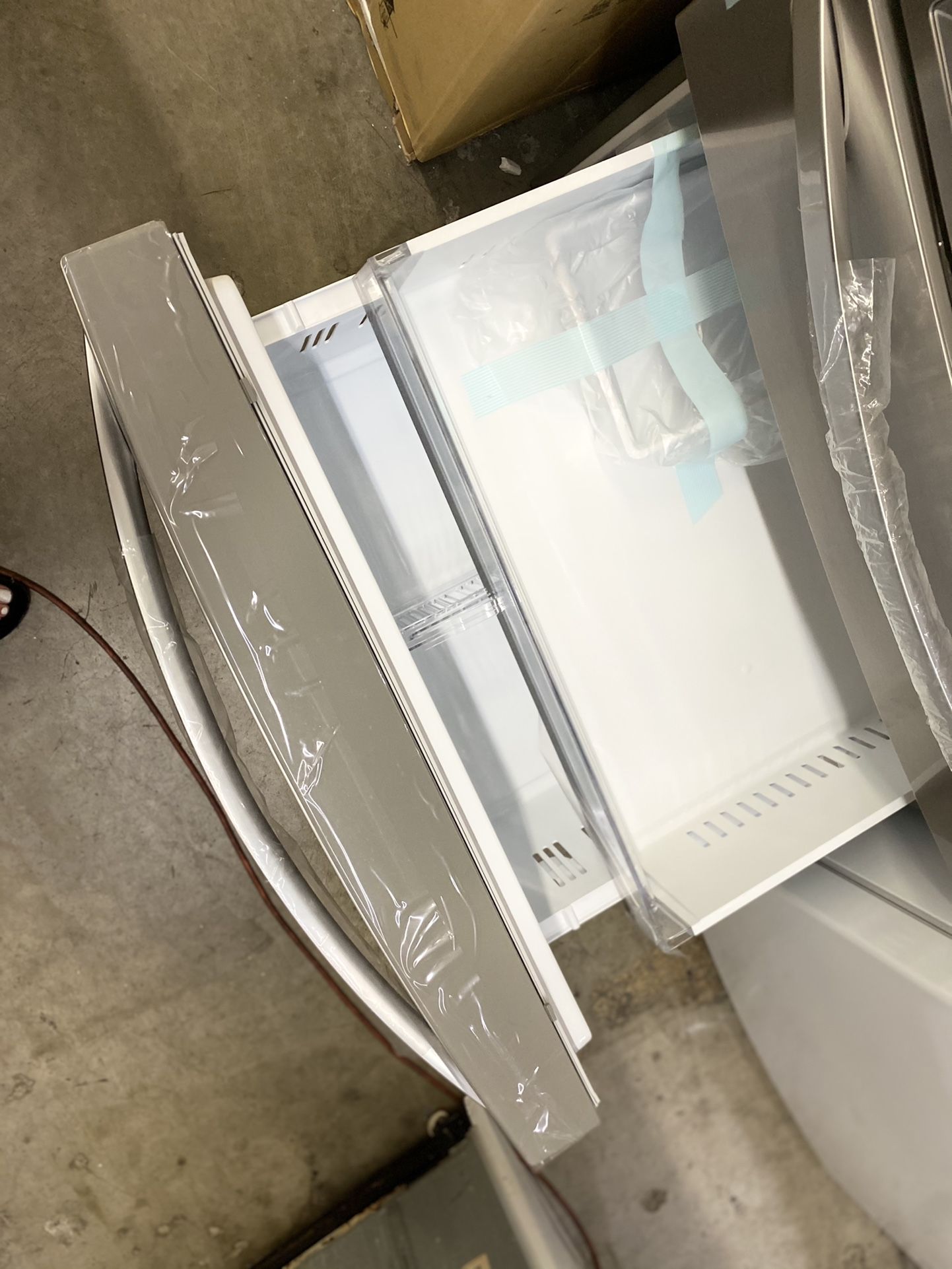 NEW ! 29.5 CU FT LG 4 DOOR REFRIGERATOR IN STAINLESS STEEL WITH ICE/WATER DISPENSER & SHOW CASE DOOR