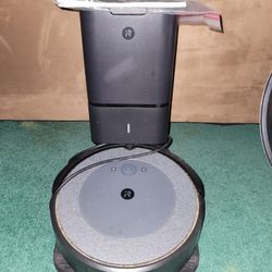 Roomba I3 With Clean Base. 