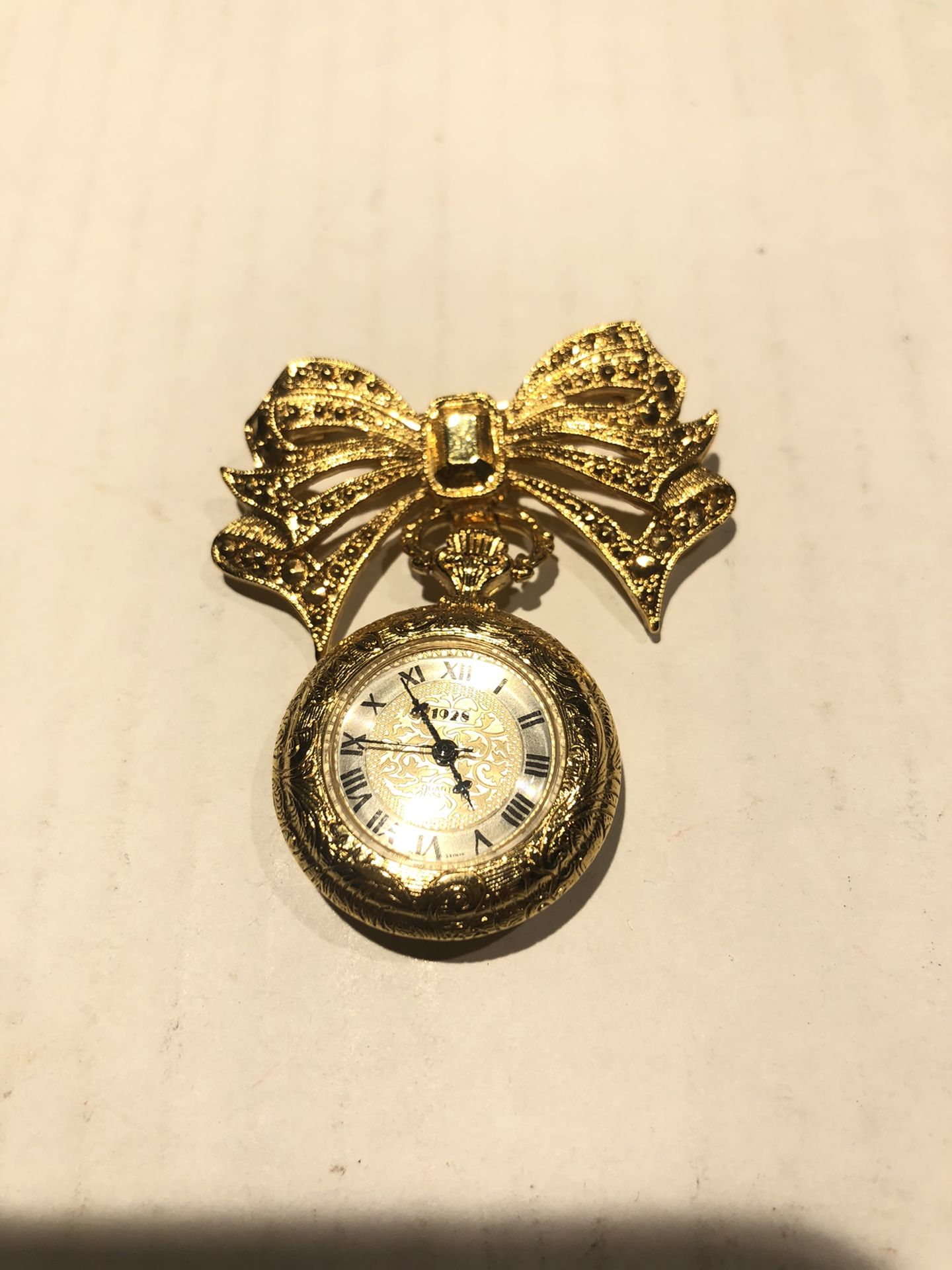 Vintage Gold tone Bow Watch Brooch Needs Battery