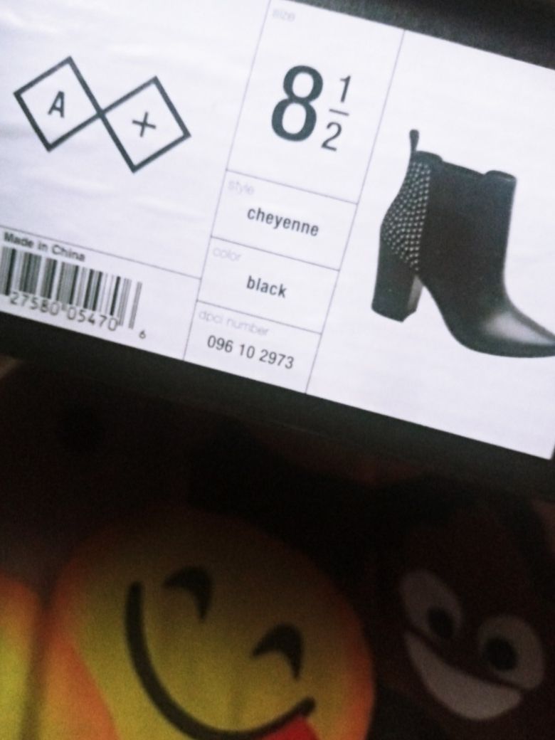 Ladies boots size 8 1/2. (Black)