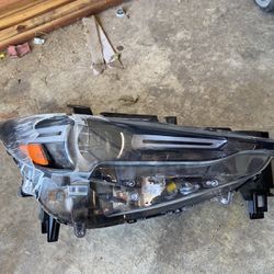 2022 Mazda Cx9 Left Head Light Just Needs Replacing The Lens 