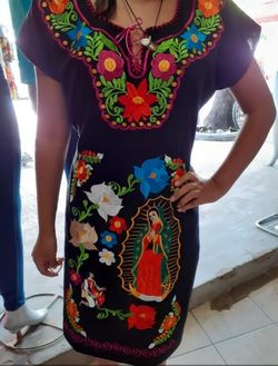 hola tengo vestidos artesanales echos a mano y blusas y guaraches