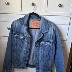 LEVI denim jacket (size small)