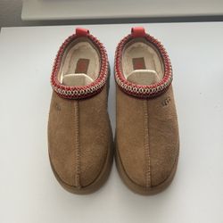 UGGs Women’s Size 7 Slippers Chestnut 