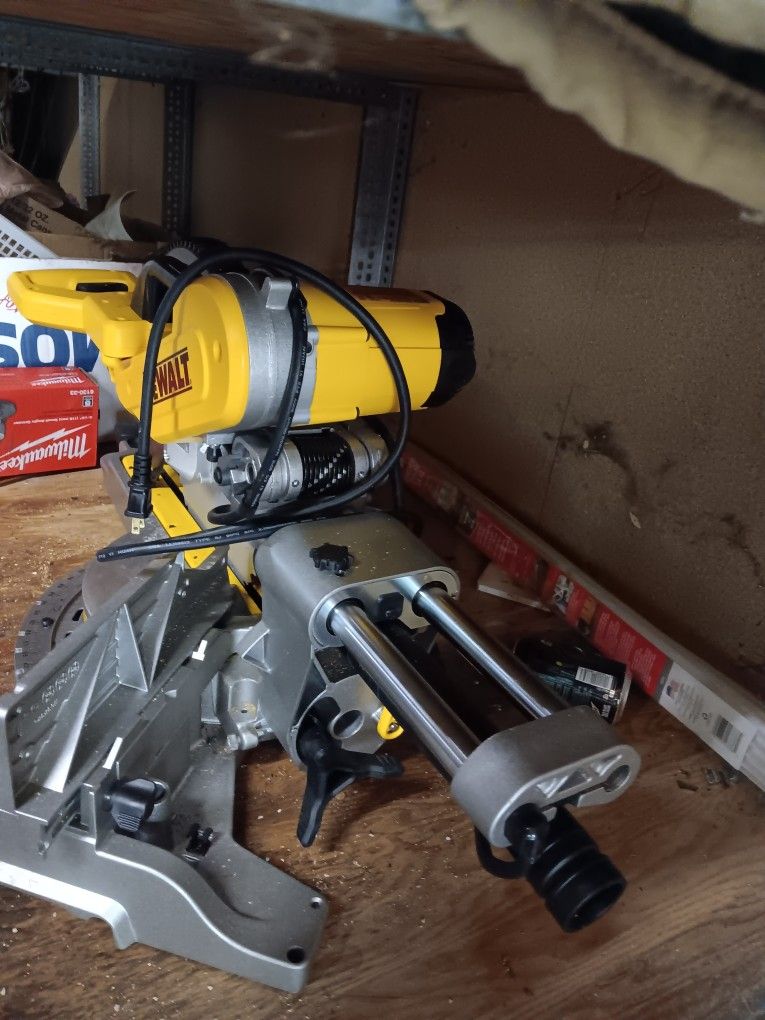 12" Sliding Saw New Never Use It. 