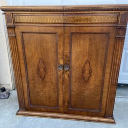 ANTIQUE CABNET
