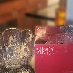 Mikasa Gold Trim Christmas Bowl.