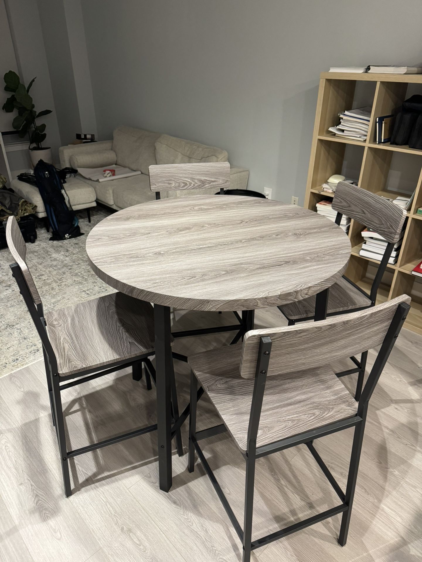 Round Bar Height Table/Chairs