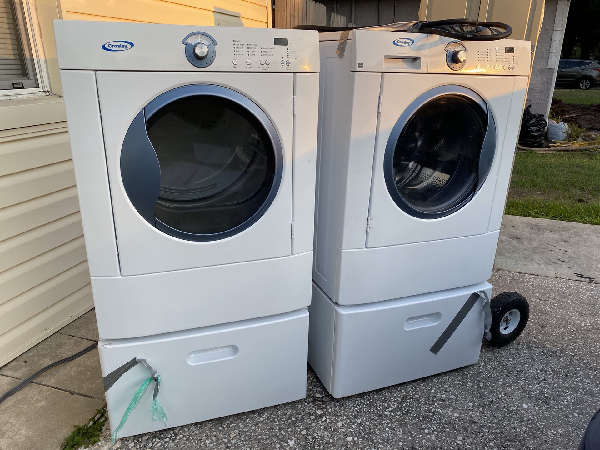 Front Load Washer and Dryer Set w/ pedestals Crosley by Whirlpool for Sale in Oldsmar, FL