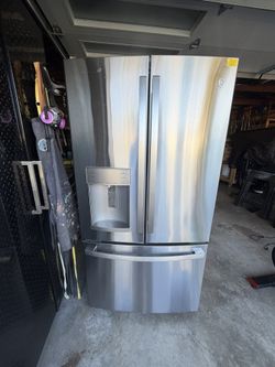 GE 28 cubic Ft Refrigerator