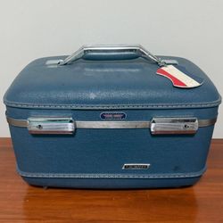 Vintage American Tourister Tiara Blue Hardshell Makeup Train Case