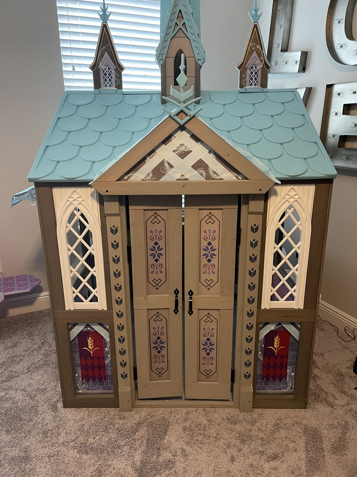  Disney Frozen Arendelle Wooden Play House Like New