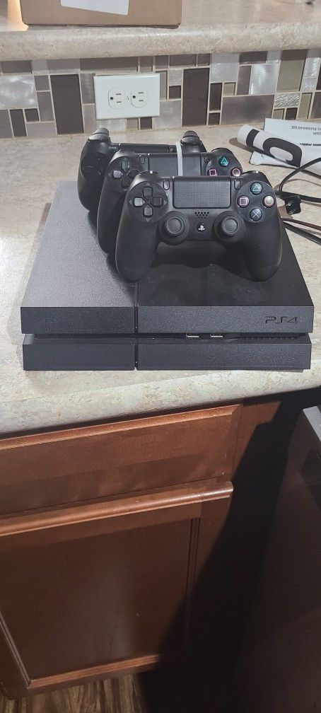 Ps4 With 3 Controllers 