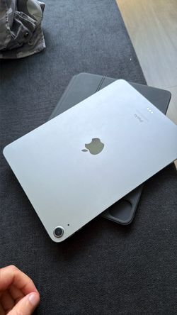 iPad Air M2 512 - 11 inch and a case