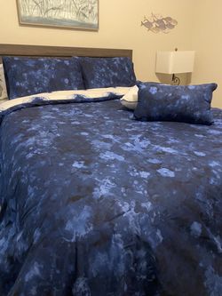 Dark Blue And White Reversible Queen Comforter And Pillows 