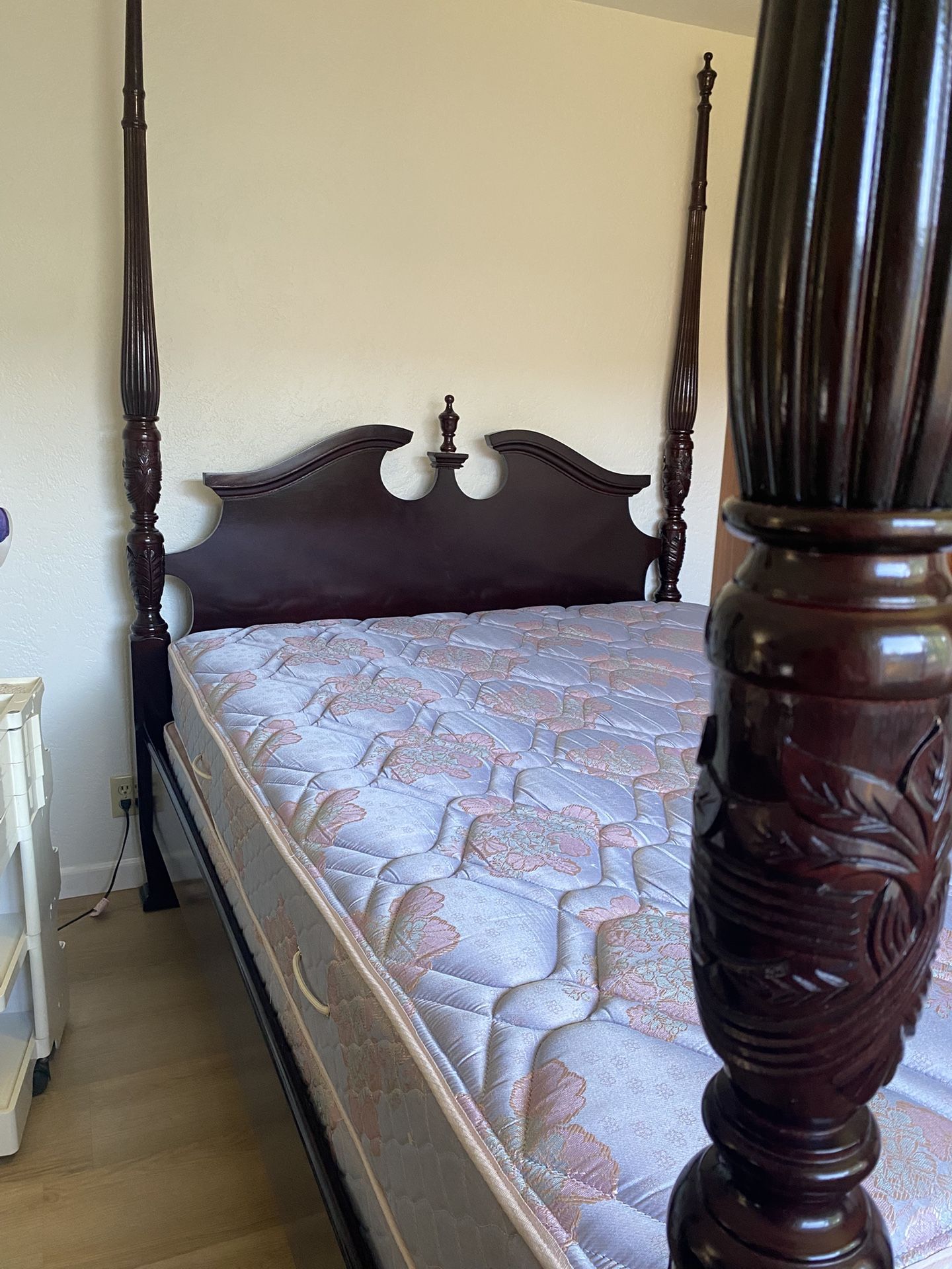 Four Poster Bed Frame - Queen Size