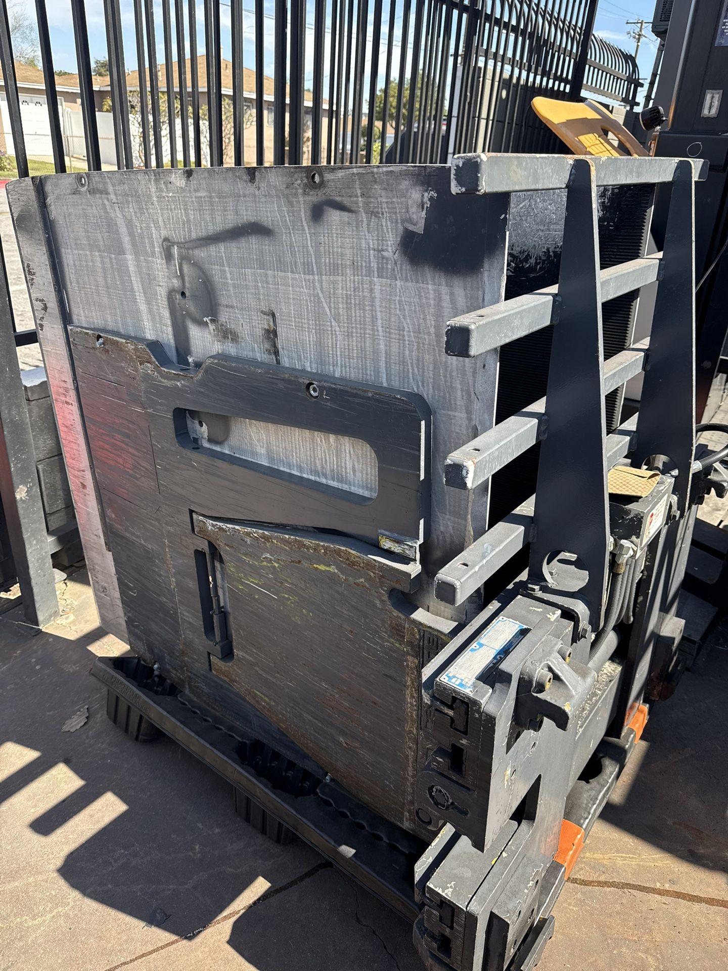 Forklift carton clamp