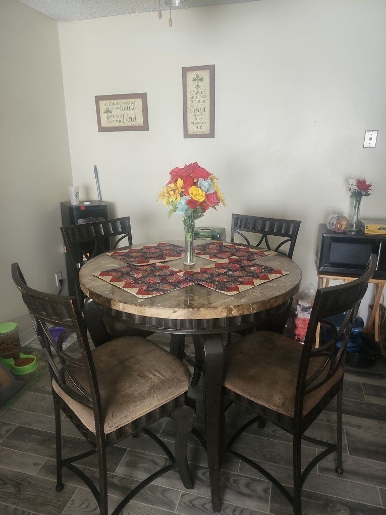 Kitchen Table With Four Chairs IN Good Condition Only Had It About Two Years Straight