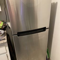 Refrigerator￼