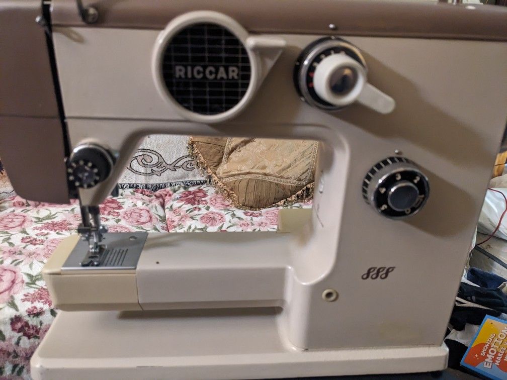 Beautiful Vintage Riccar RZ-888 Sewing Machine and Case