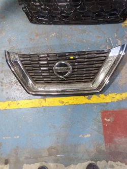 2023 Nissan Rogue Front Grille
