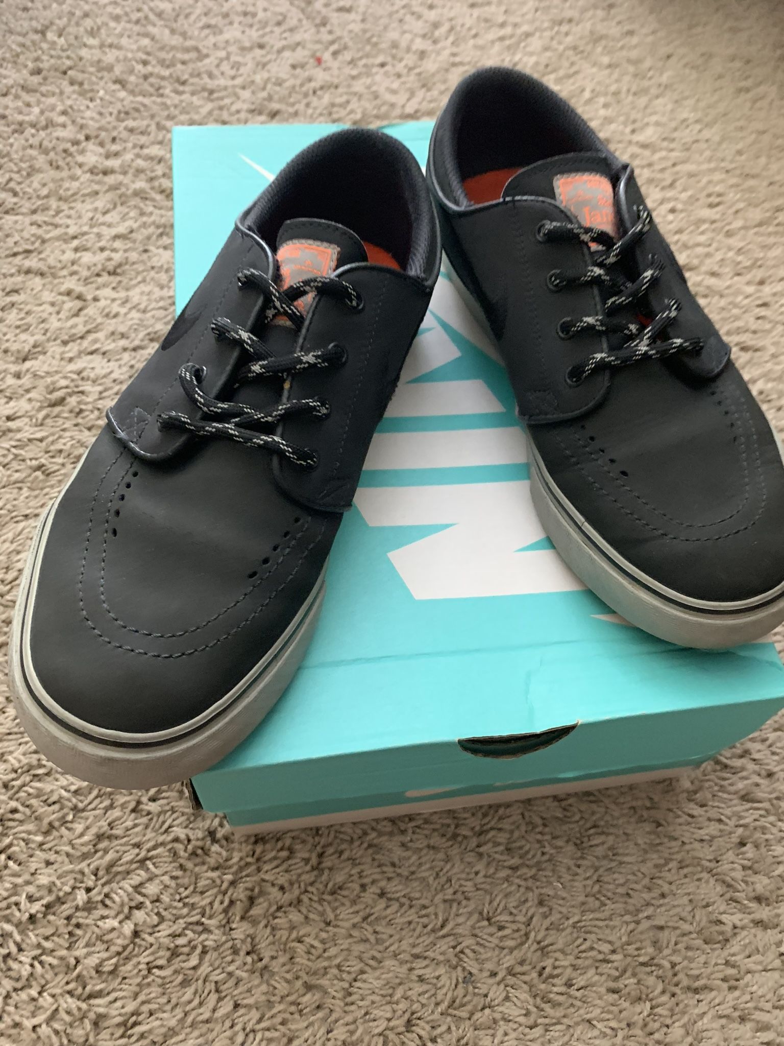 NIKE Size 6
