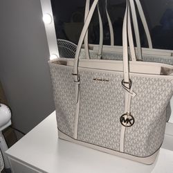 BARELY USED MK LARGE TOTE 