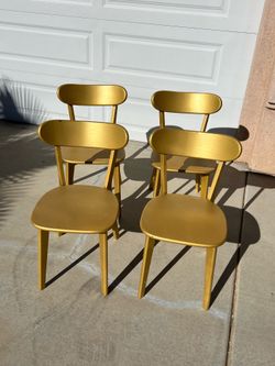 Set of  4  Wooden  Chairs 🪑