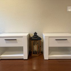 2 Nightstands, With 1 Drawer on Each Side 