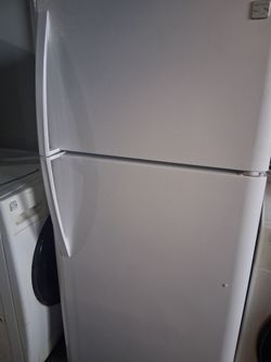 Kenmore Top and bottom apartment side fridge fully functional