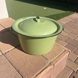 8” Tall x 10” Diameter sky Blue enamel pot And Lid With pail Handle