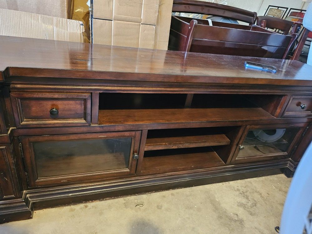 Luxury Solid Wood TV Stand – Elegant & Like New!
