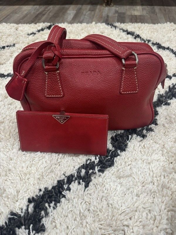 Red 𝐏𝐫𝐚𝐝𝐚 Bag