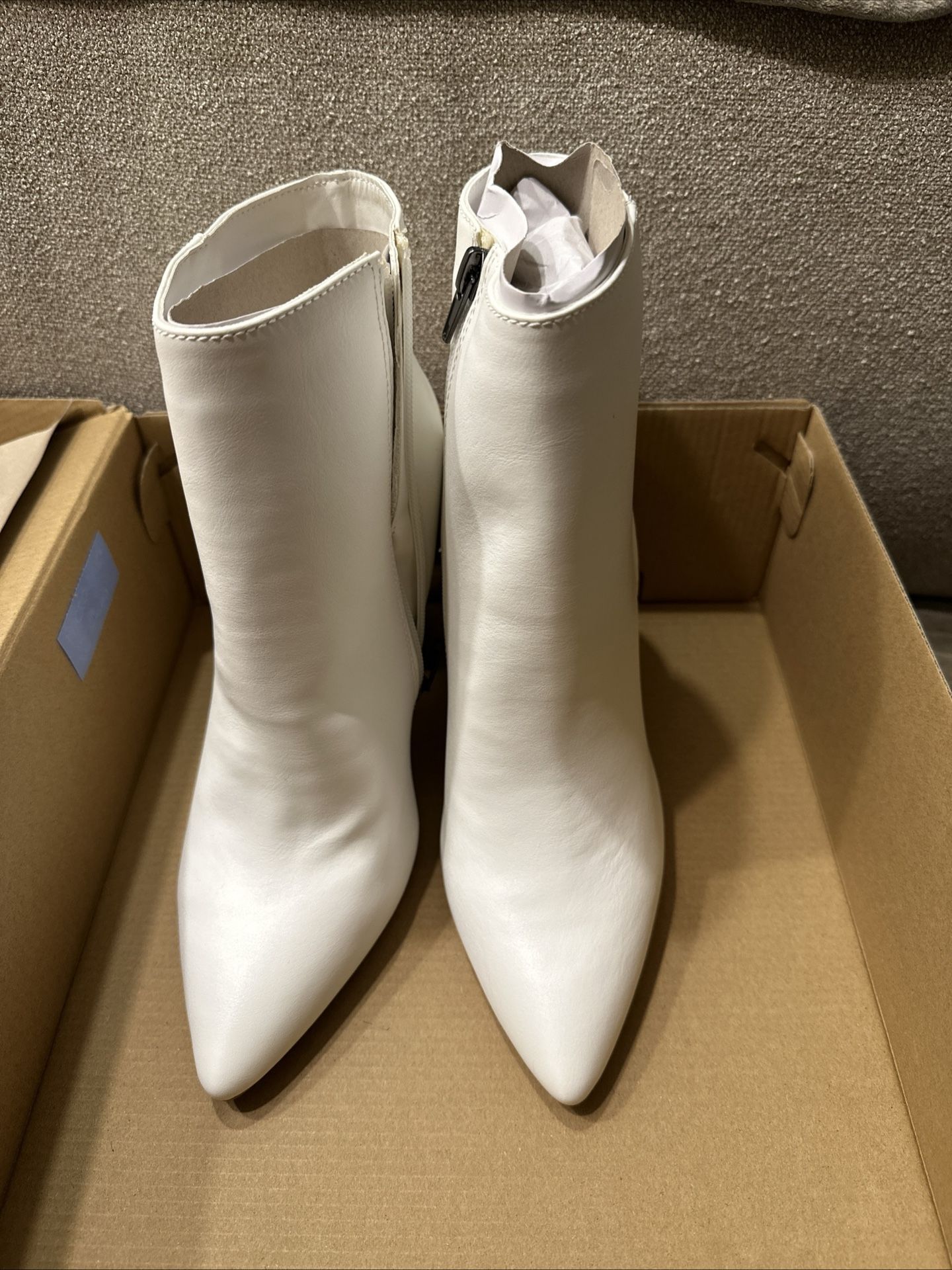 JustFab Women's Rosalind White Ankle Booties Size 8 Chunky Heel Pointed Toe NWB