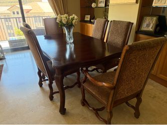 Dining Room with 6 chairs - includes extenders