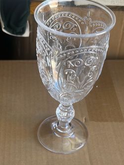 24-Pack Plastic Vintage Goblets – 10oz Transparent Clear Retro Embossed Wine Glasses