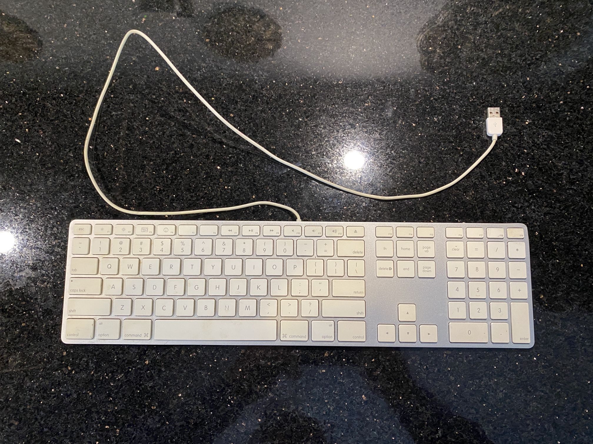 Apple USB Wired Keyboard Silver/White with Numeric Keypad & 2-USB Port Hub A1243