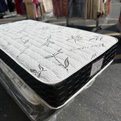 King / Cal King Mattress and Boxspring Black Bamboo / Colchones Nuevos 