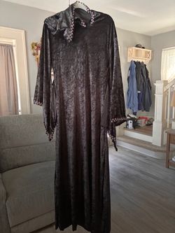 Black Crushed Velvet Abaya with Embroidered Trim