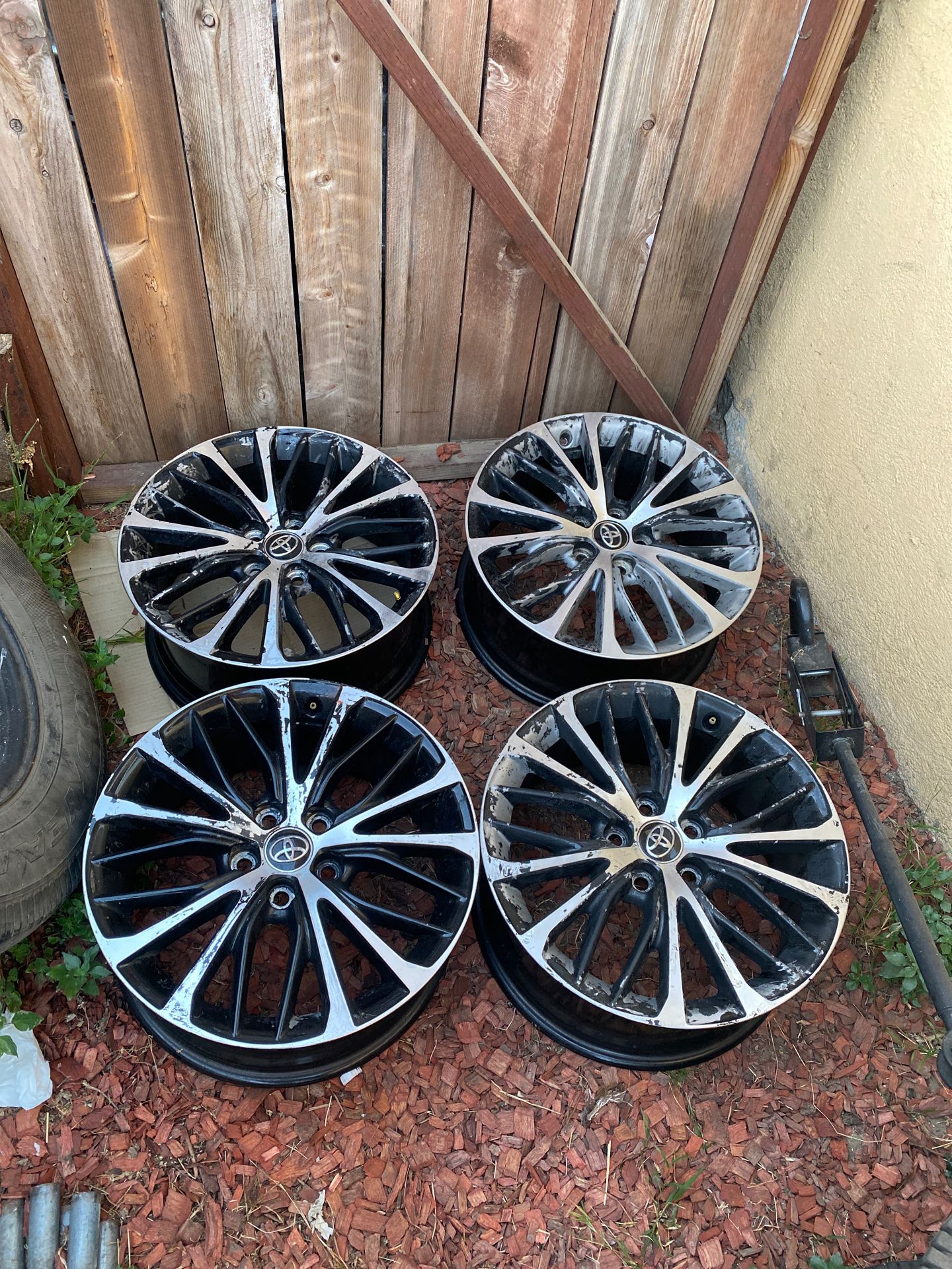 2020 Toyota Camry 18inch wheels , for Paint Price to Sell fast