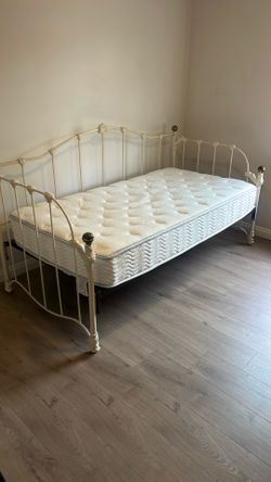 Great looking daybed