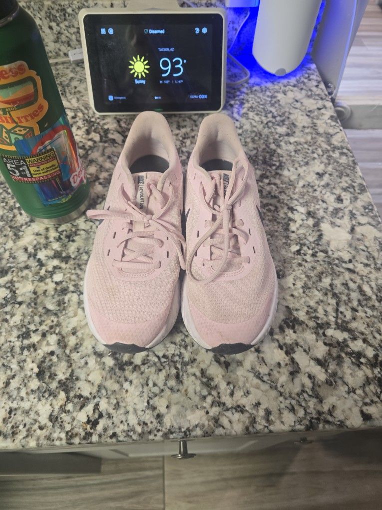 Girls Nikes 7Y