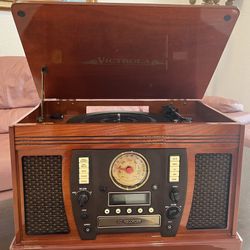 VICTROLA MODEL 750-B Bluetooth  RECORDER IMPECCABLE 